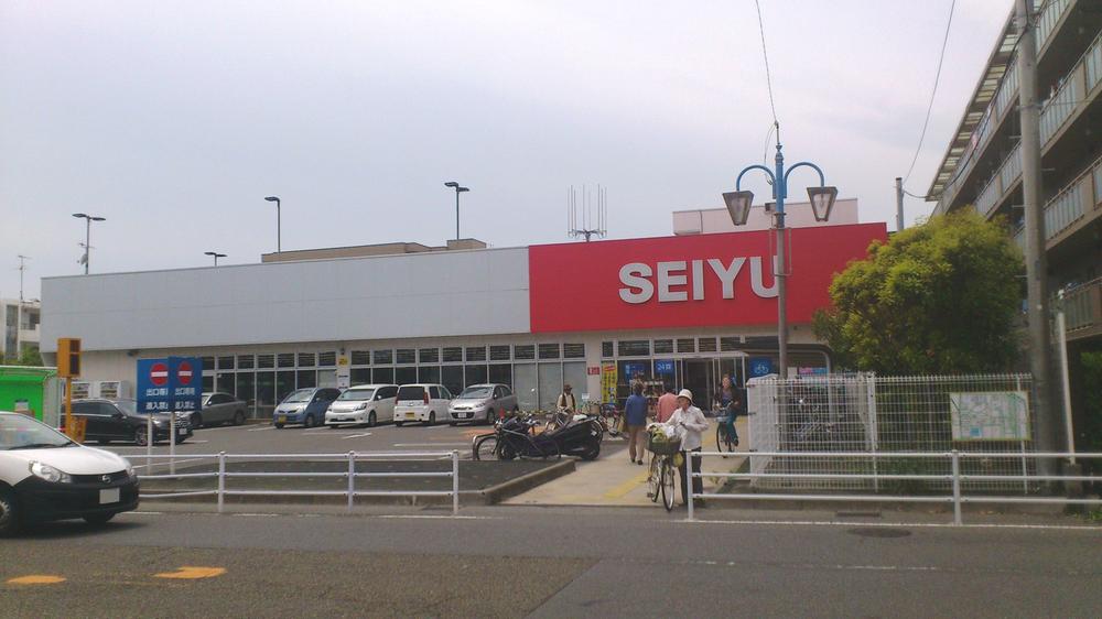 Supermarket. Surrounding environment (May 2013) Shooting