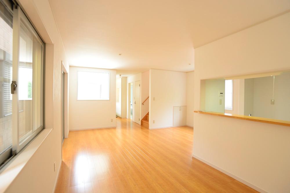 Living. Windows are many expressive living Since the living room stairs and "Have a nice day" to the family can be said is "Welcome back."