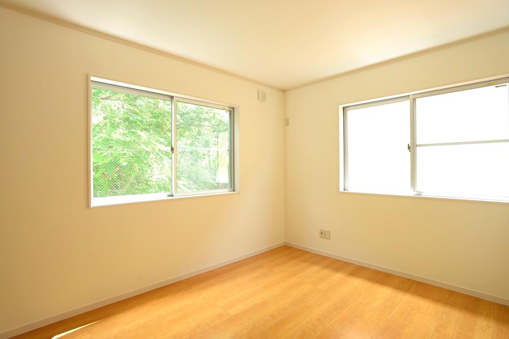 Non-living room. Plenty of room light