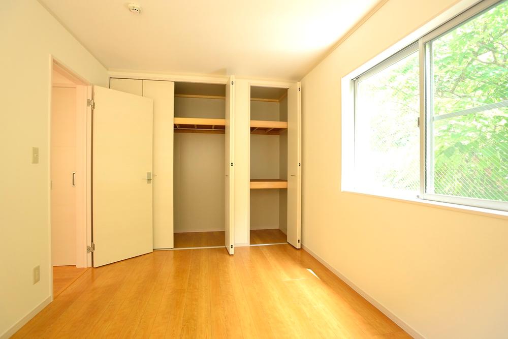 Non-living room. 2nd floor 6.5 Pledge Western-style It will be healed in green visible from the window Storage lot!