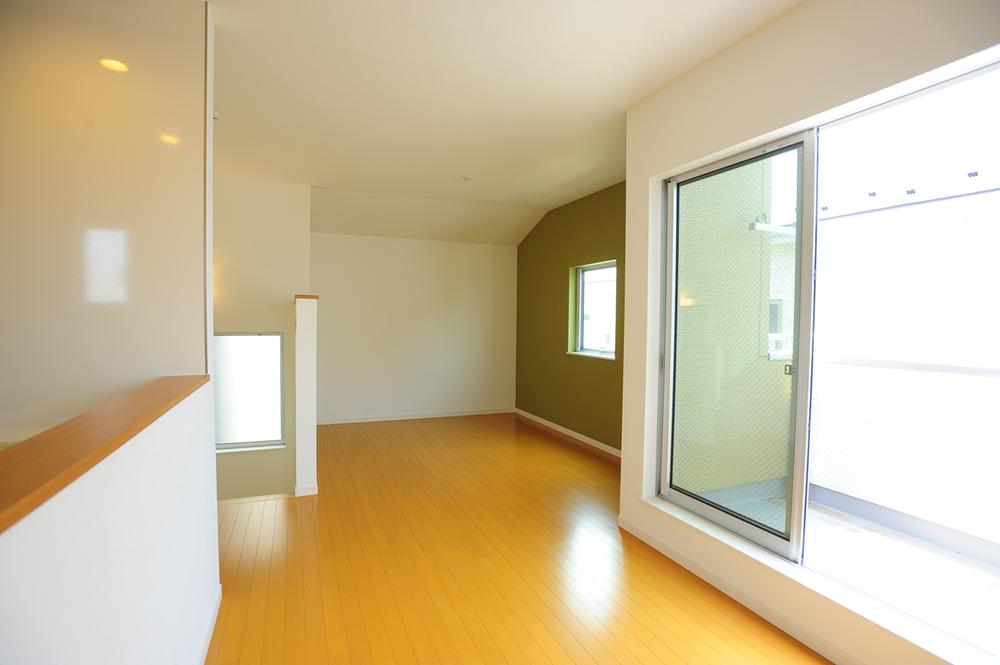 Living. Accent wall of olive green is a nice 15.5 quires LDK. It is a living and dining may be easy to form the divided.