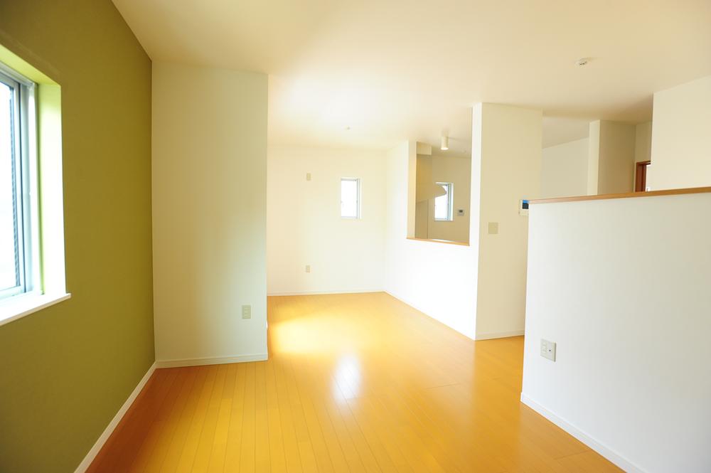 Living. Accent wall of olive green is a nice 15.5 quires LDK.