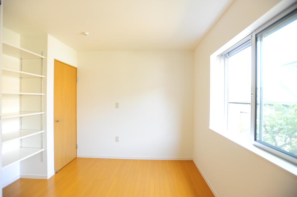 Non-living room. Housed plenty of 6 quires closet.