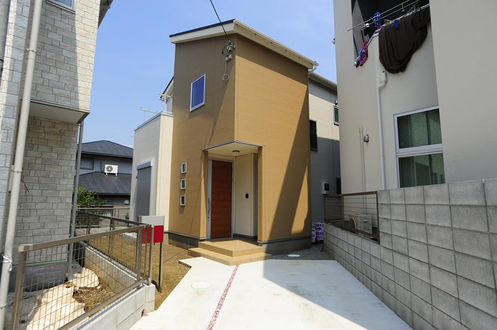 Local appearance photo. Angle to the building is distinctive from the approach.