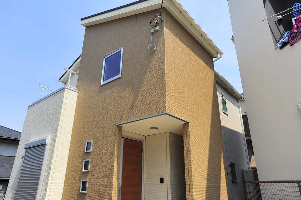 Local appearance photo. Line Tsukai stylish appearance. Also striking modern shades.