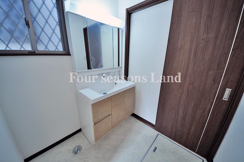 Wash basin, toilet. Indoor (12 May 2013) Shooting 1 Building