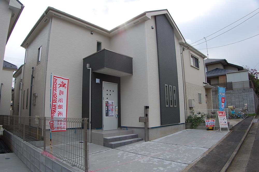 Local photos, including front road. Local (10 May 2013) Shooting