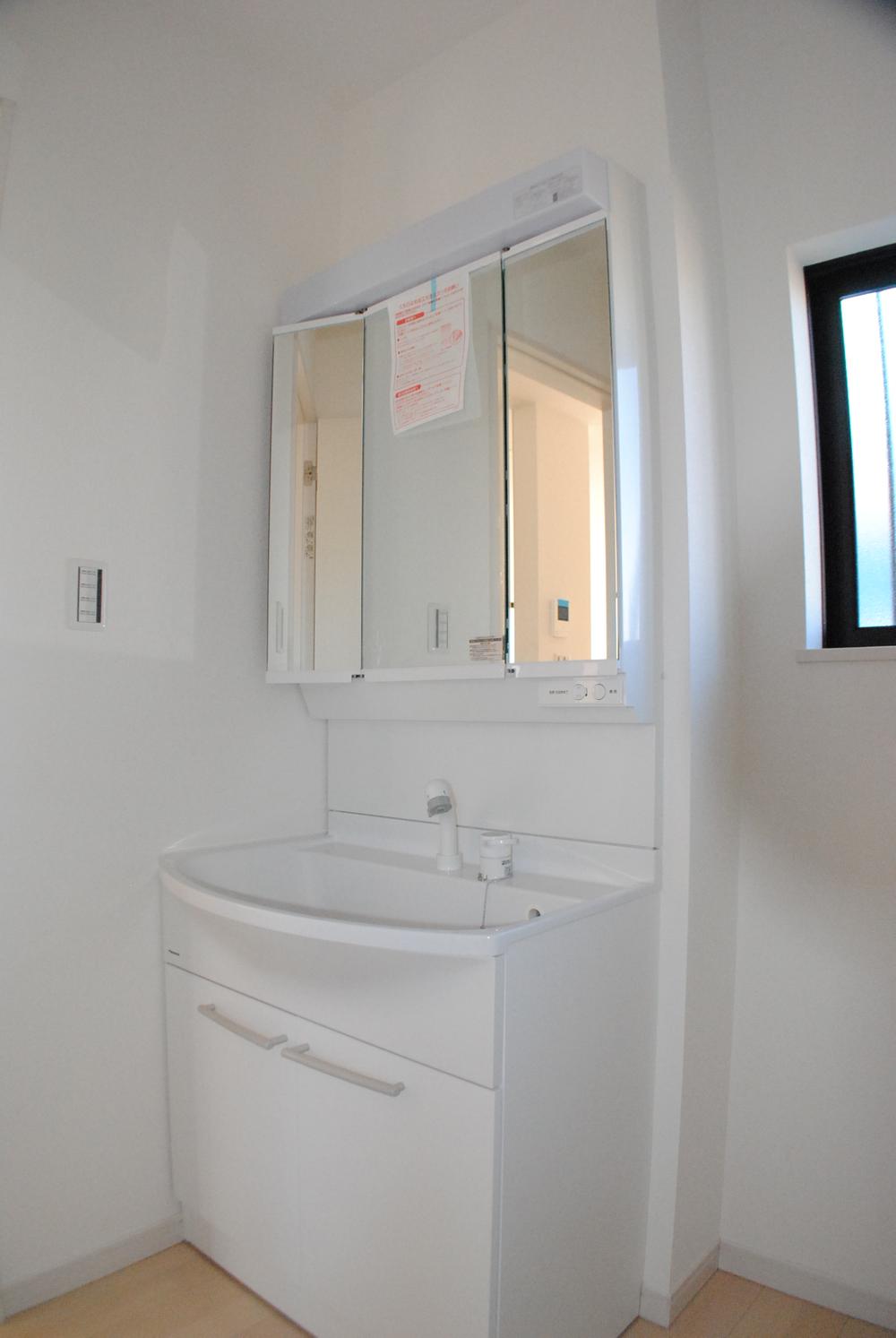 Wash basin, toilet. Indoor (September 2013) Shooting