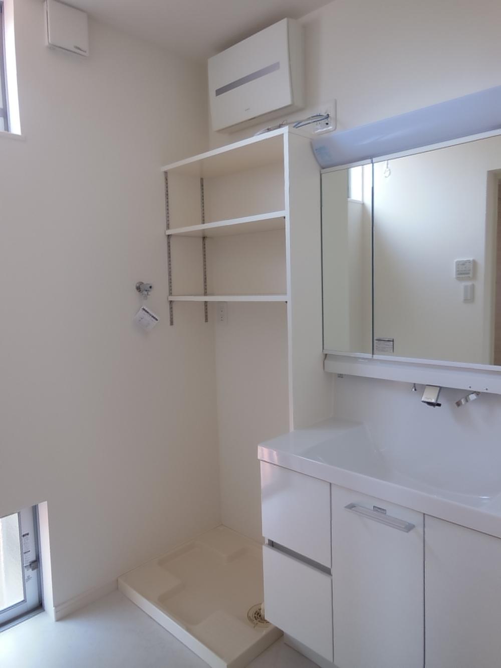 Wash basin, toilet. Wash basin, Washroom