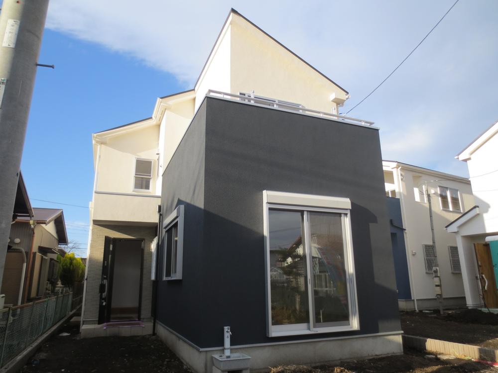 Local appearance photo. Appearance White ・ Dark of sharp colors. There is also a hall accent