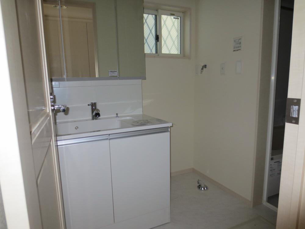 Wash basin, toilet. Room (May 2013) Shooting