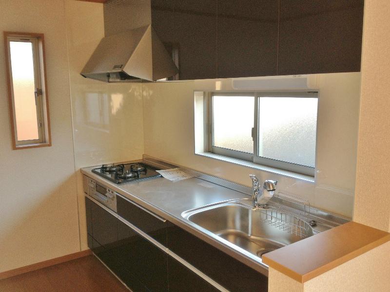 Kitchen. Convenient 3-burner stove!