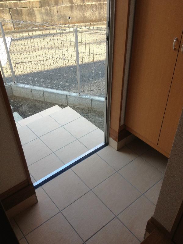 Entrance. There shoe box!