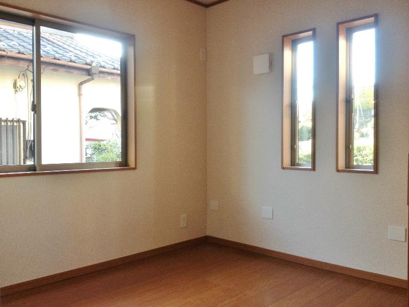 Non-living room. Ventilation good two-plane window!