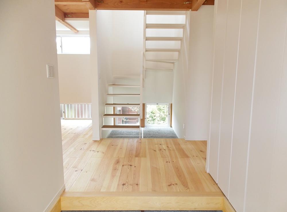 Local appearance photo. Bright entrance hall of the start of the light will celebrate the family