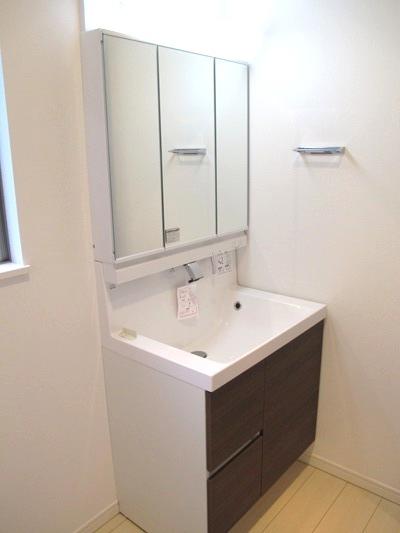 Wash basin, toilet. Indoor (11 May 2013) Shooting