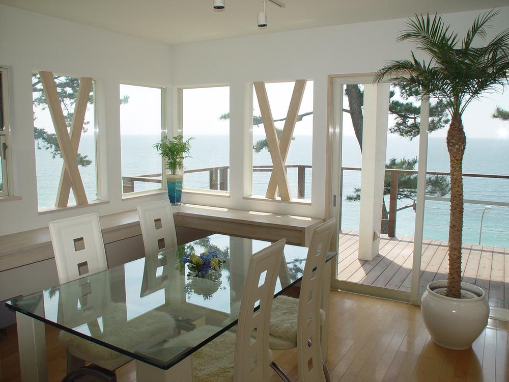 Building plan example (introspection photo). Living who united in the white of the panoramic views of the sea. Free design house that incorporates a scenic backdrop to the floor plan.