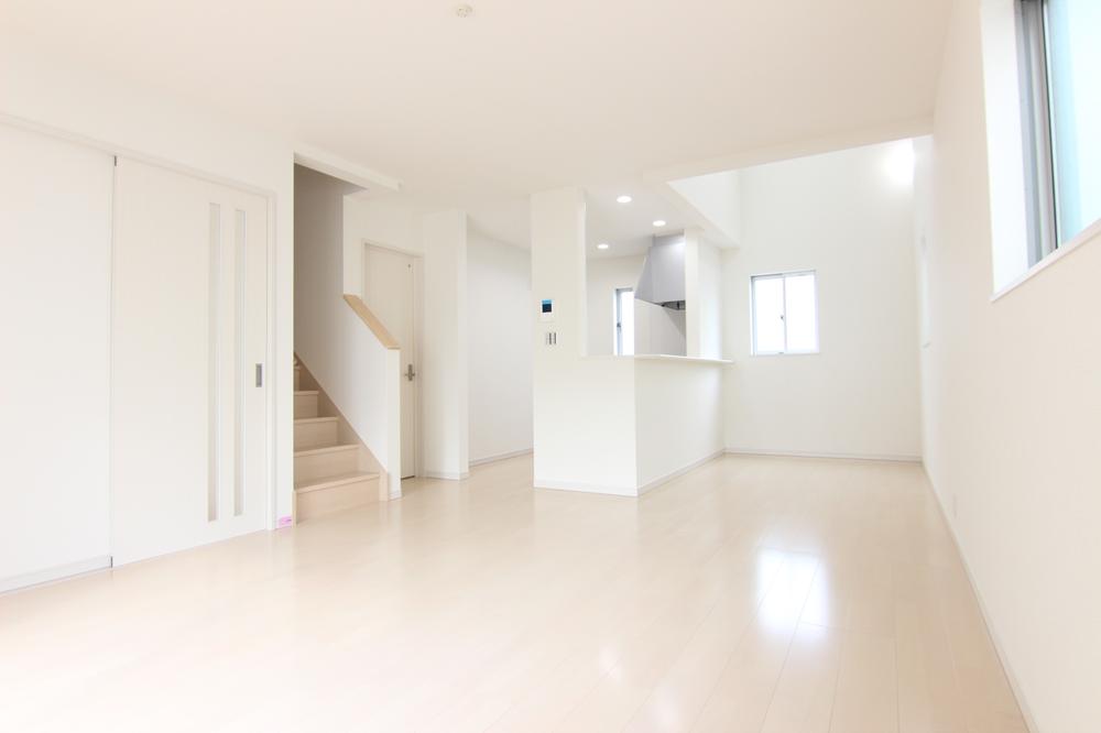 Living. Building 3: Living ○ popularity of living in a staircase type ○ 17 tatami mats of large living