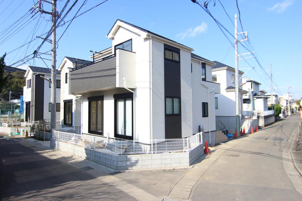 Local photos, including front road. Local appearance photo