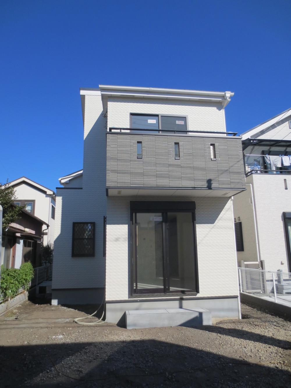 Local appearance photo. head on ☆