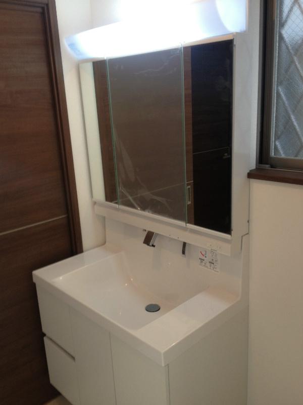 Wash basin, toilet. Storage rich washbasin!