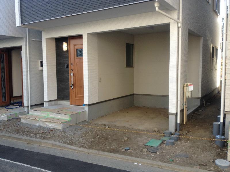 Parking lot. With garage!