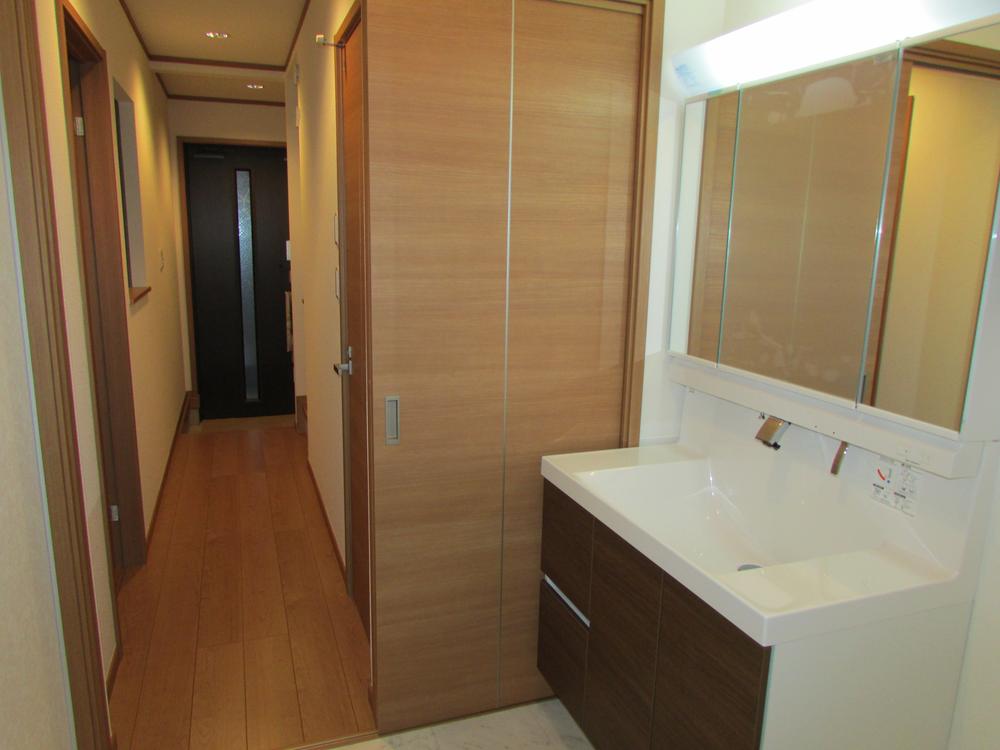 Wash basin, toilet. Indoor (12 May 2013) Shooting