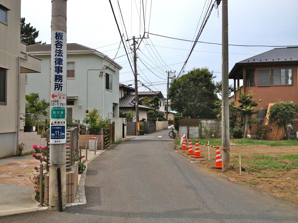 Local photos, including front road. Good per sun per south road. Peripheral is also a quiet residential area, while close to the station.