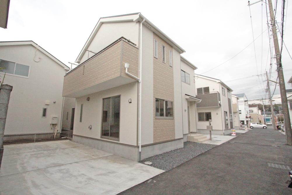 Local appearance photo. Local (11 May 2013) Shooting Than 1 Building side