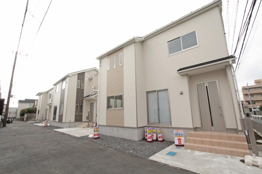 Local photos, including front road. Than local (11 May 2013) shooting 3 Building side