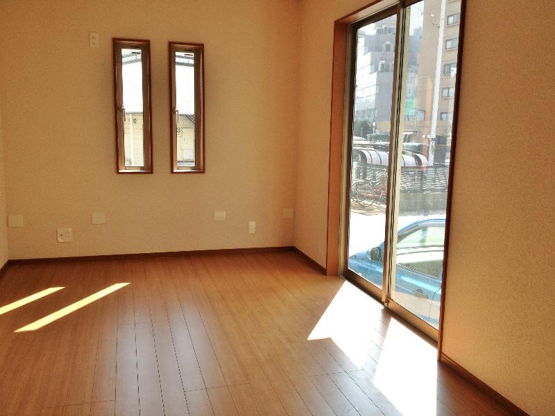 Living. Sunny bright living!