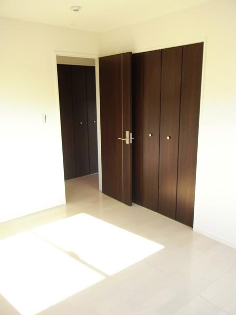 Non-living room. Same specifications