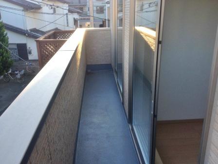 Balcony. Yang per good on the south-facing! 