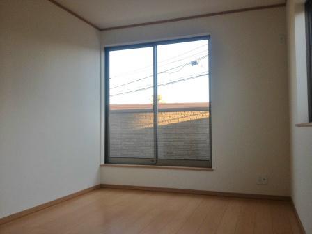 Non-living room. It is a bright room with two-sided lighting! 