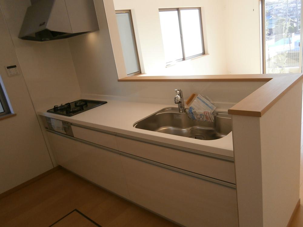 Kitchen. Local (12 May 2013) Shooting Popular face-to-face kitchen type to wife It is easy to be a three-necked stove cooking in the faucet with a water purifier.