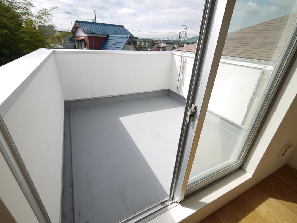 Balcony. Local G There are also other wide balcony (October 2013) Shooting