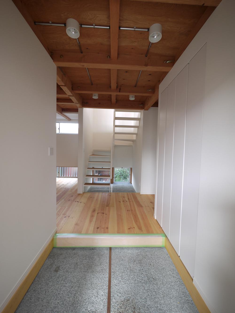 Entrance. Local H Entrance with depth (October 2013) Shooting