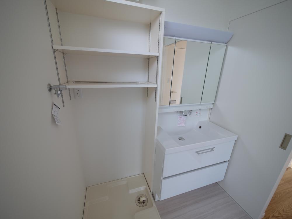 Wash basin, toilet. Indoor common (October 2013) Shooting