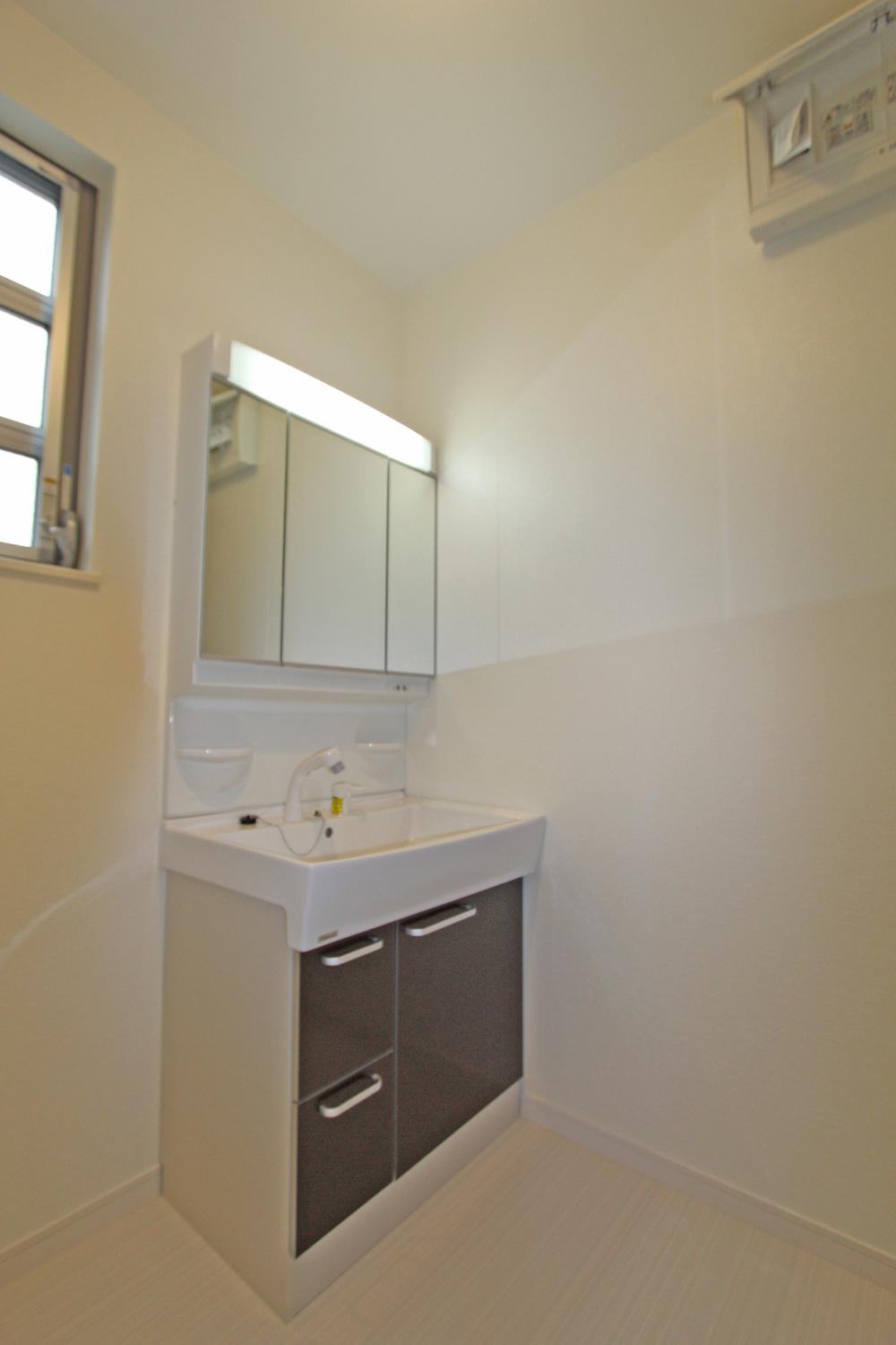 Wash basin, toilet. Indoor (12 May 2013) Shooting