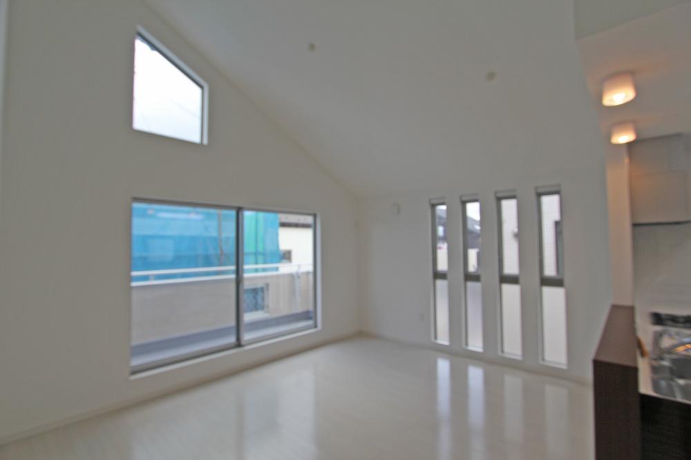 Living. Indoor (12 May 2013) Shooting Second floor living room There is a feeling of opening with a gradient ceiling! 