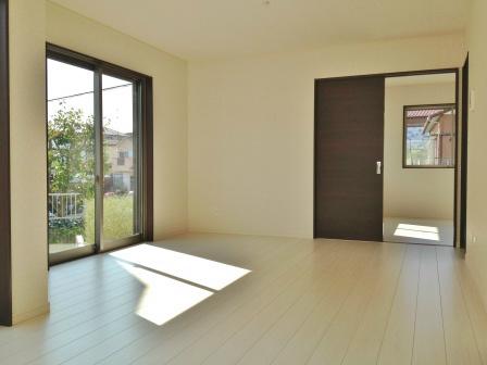 Living. Enter a south-facing bright sunshine