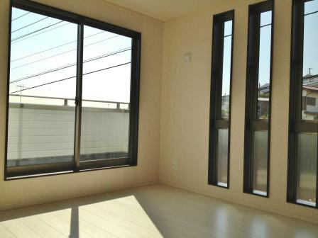 Non-living room. A bright room with two-sided lighting!