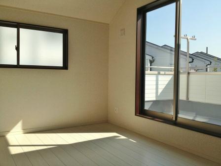 Non-living room. Since the total rooms 2 sided lighting is bright room!