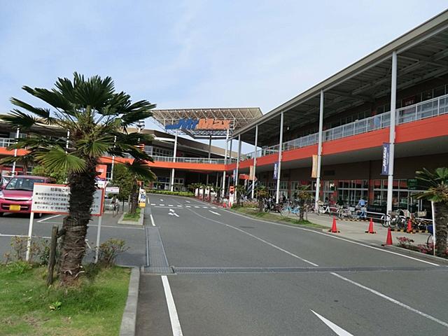 Shopping centre. 1600m to Mr Max