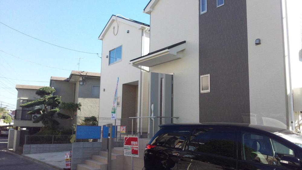 Local photos, including front road. Local (11 May 2013) Shooting