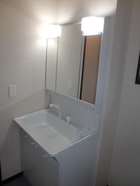 Wash basin, toilet. Indoor (10 May 2013) Shooting