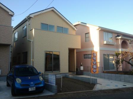 Local appearance photo. It is a building of a cream-colored appearance!