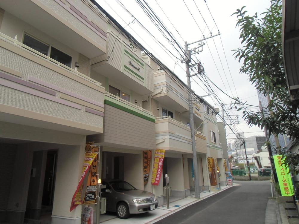 Local photos, including front road. Local (11 May 2013) shooting Building 2