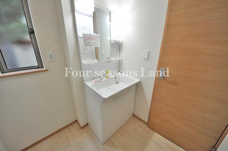 Wash basin, toilet. Indoor (11 May 2013) Shooting 1 Building