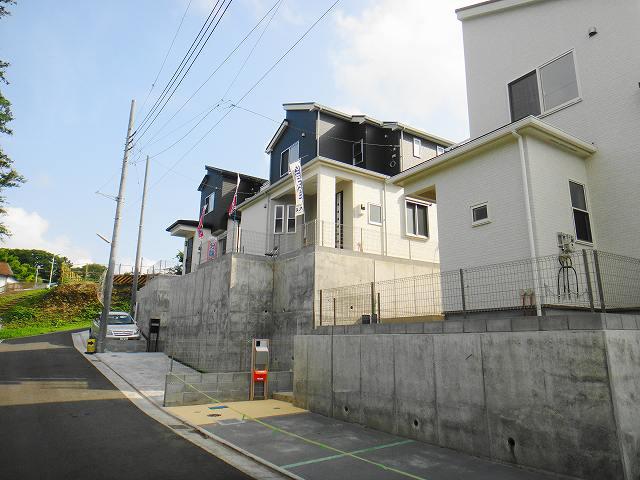 Local photos, including front road. Parking space two, Garden even more than plenty of take land 46 square meters site. It is a good location of the walk about 18 minutes from the Enoshima Odakyu "Chōgo Station".